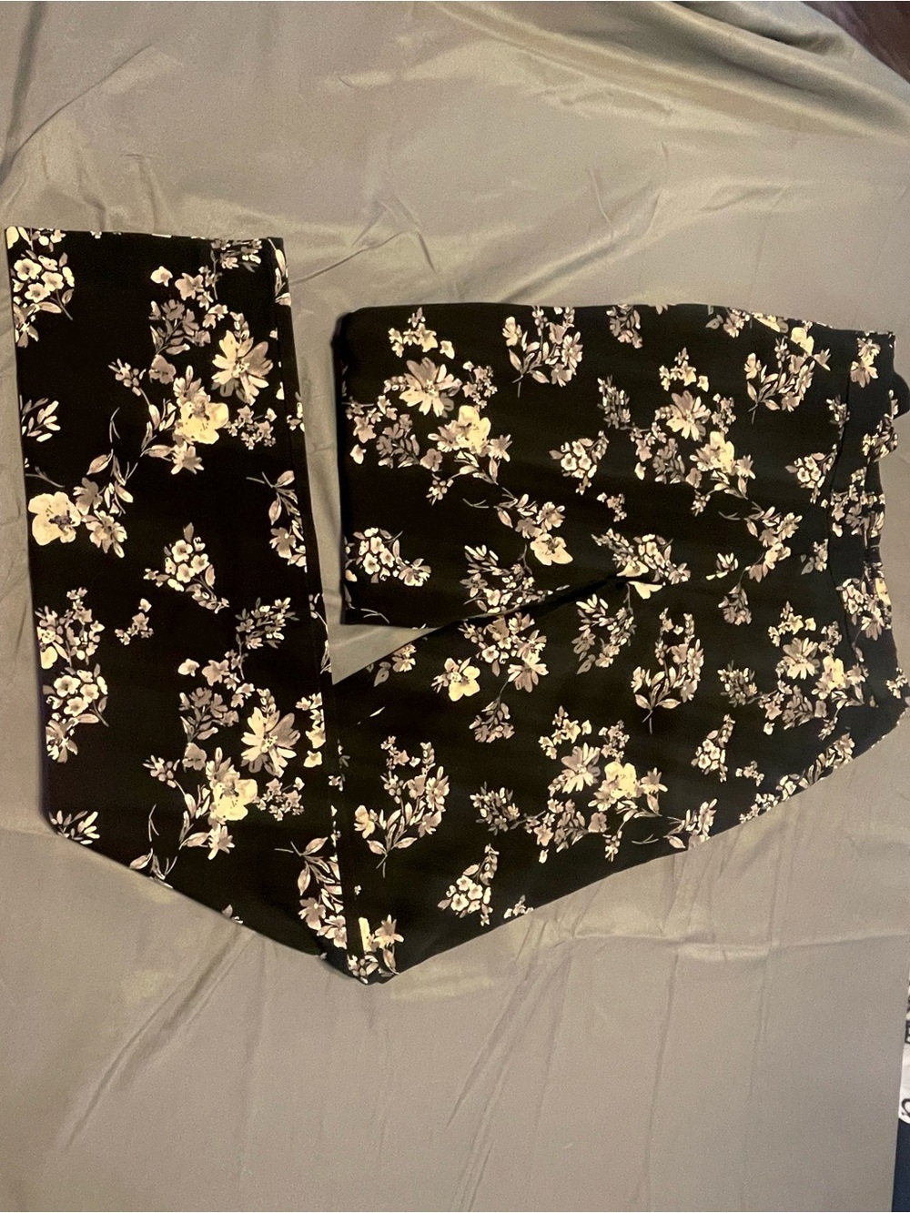 Isaac Mizrahi Black Floral Cropped Pants